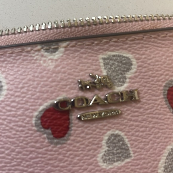 Coach heart wristlet perfect for Valentine’s Day - Picture 5 of 5